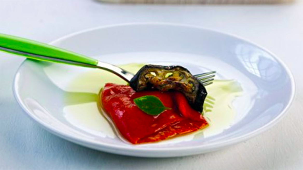 Μεζεδάκι στη γυάλα με ψητές πιπεριές και μελιτζάνες