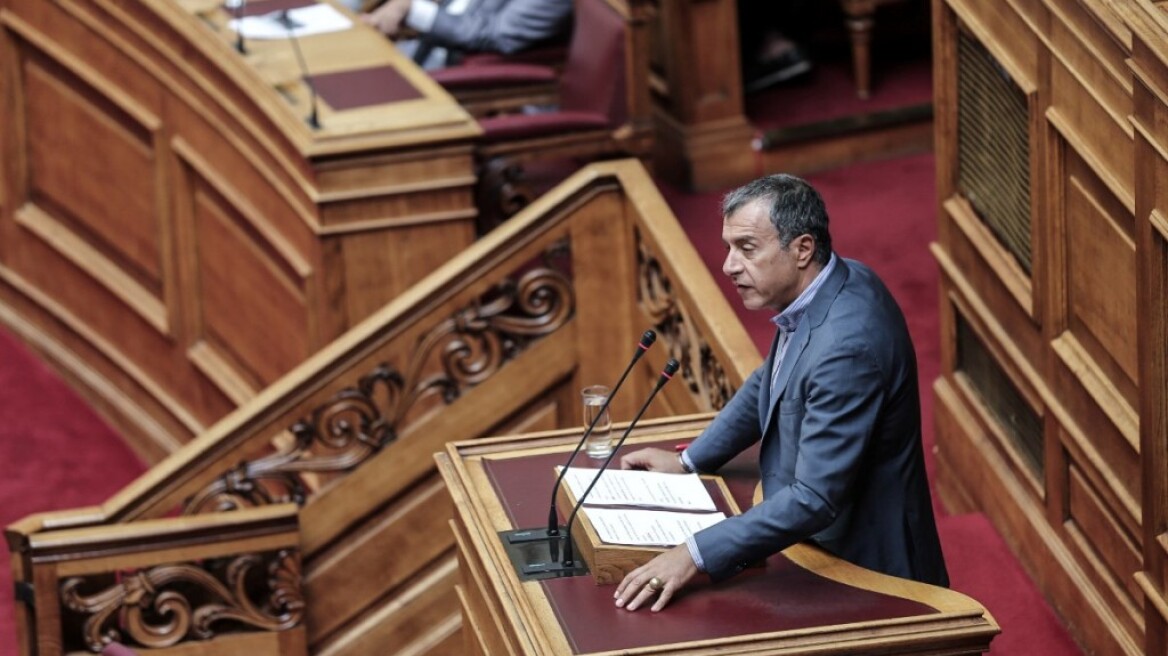 Θεοδωράκης: Κάτι βρωμάει στον Σαρωνικό και δεν είναι μόνο το χυμένο μαζούτ