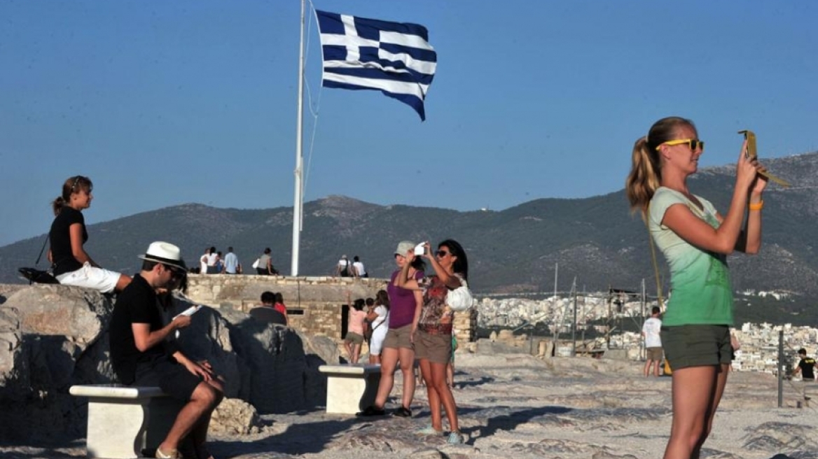 Όλο και λιγότερα ξοδεύουν οι τουρίστες στην Ελλάδα
