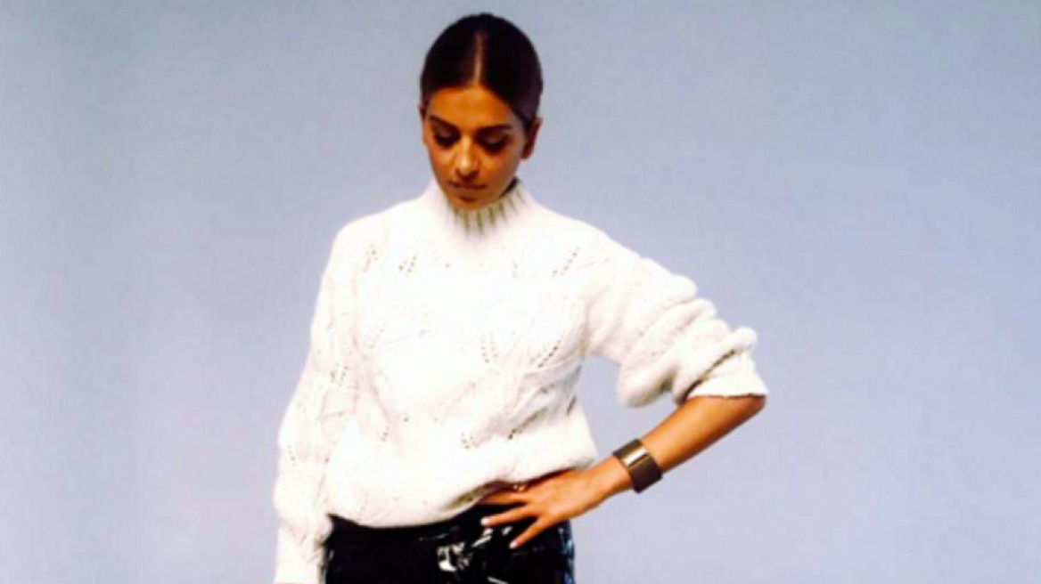 Η Σταματίνα αγκαλιά στο κρεβάτι με τα παιδιά της