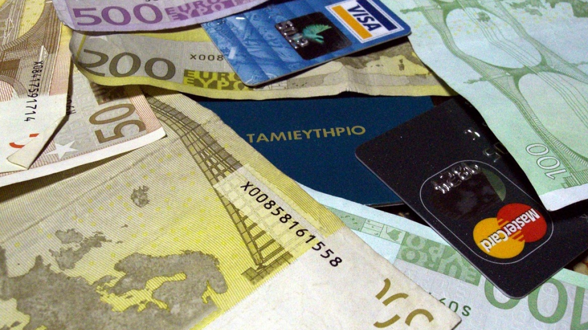 Χειροπέδες σε δύο άτομα για απάτη με πιστωτική κάρτα
