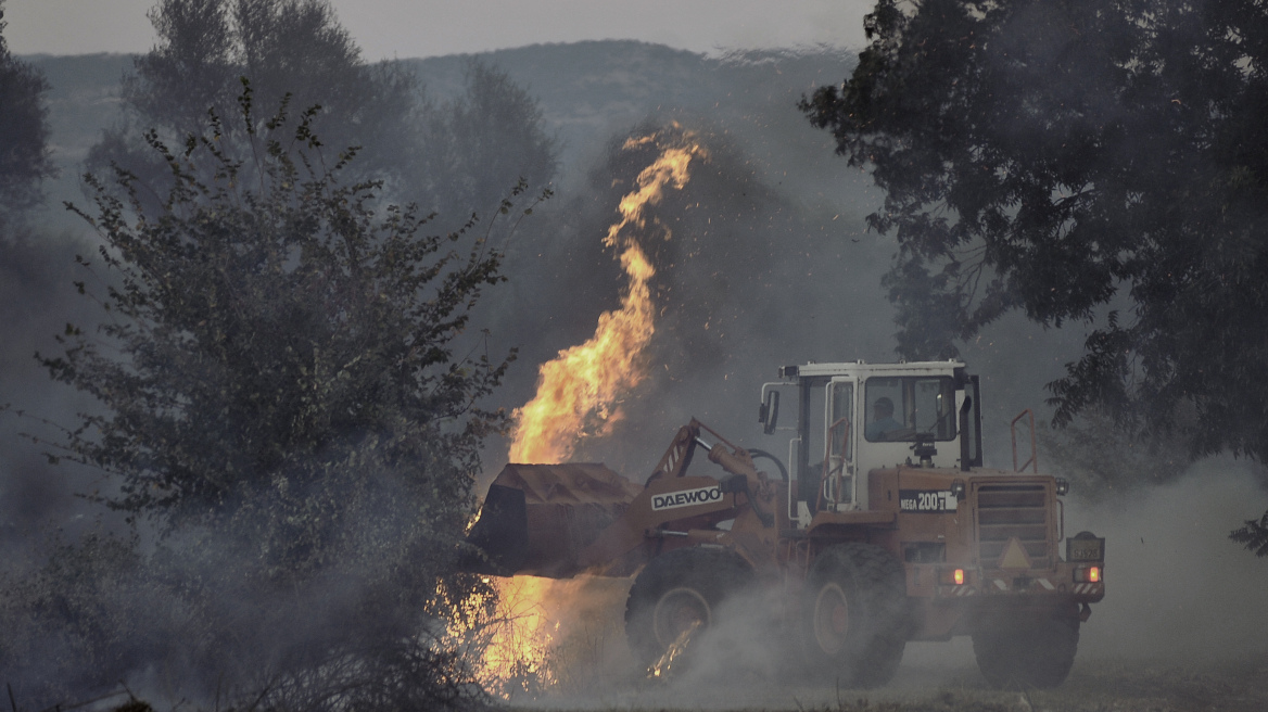 Πάνω από δέκα φωτιές καίνε ανεξέλγκτα σε όλη τη χώρα