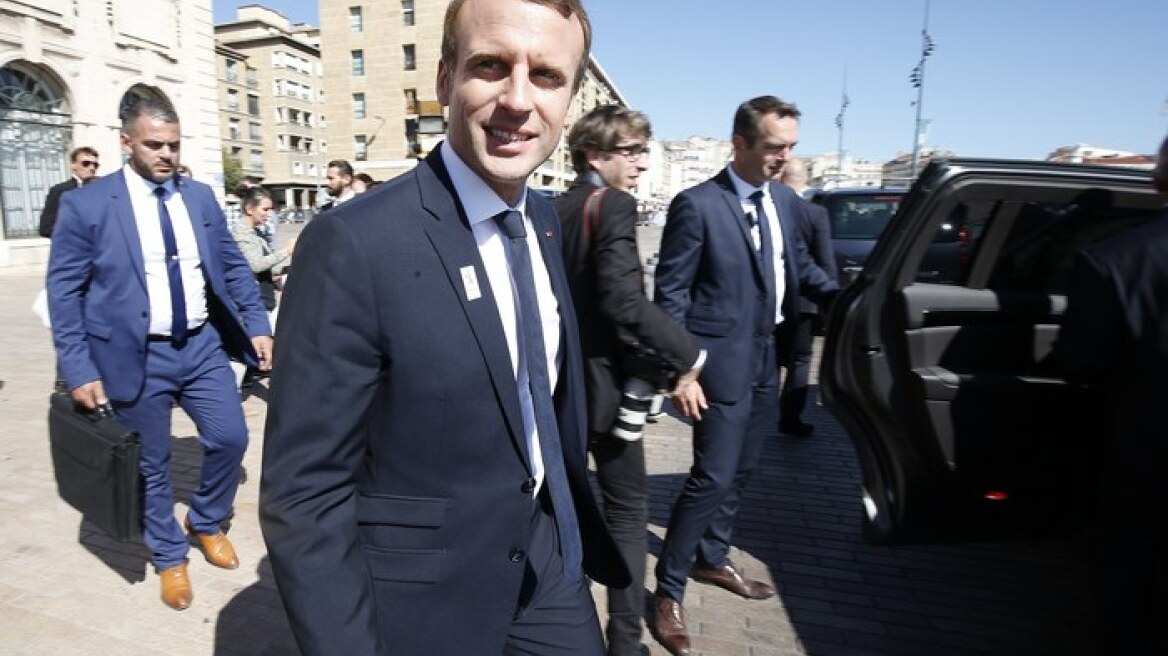 Συνταξιούχοι και δεξιοί ψηφοφόροι δίνουν δημοσκοπική «ανάσα» στον Μακρόν