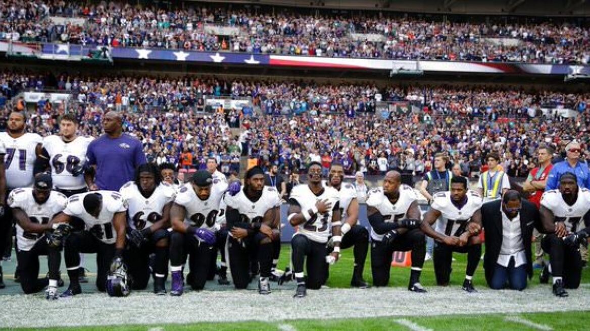 ΗΠΑ: Όλο και περισσότεροι Aμερικανοί παίκτες αψηφούν τον Τραμπ και γονατίζουν στον εθνικό ύμνο 