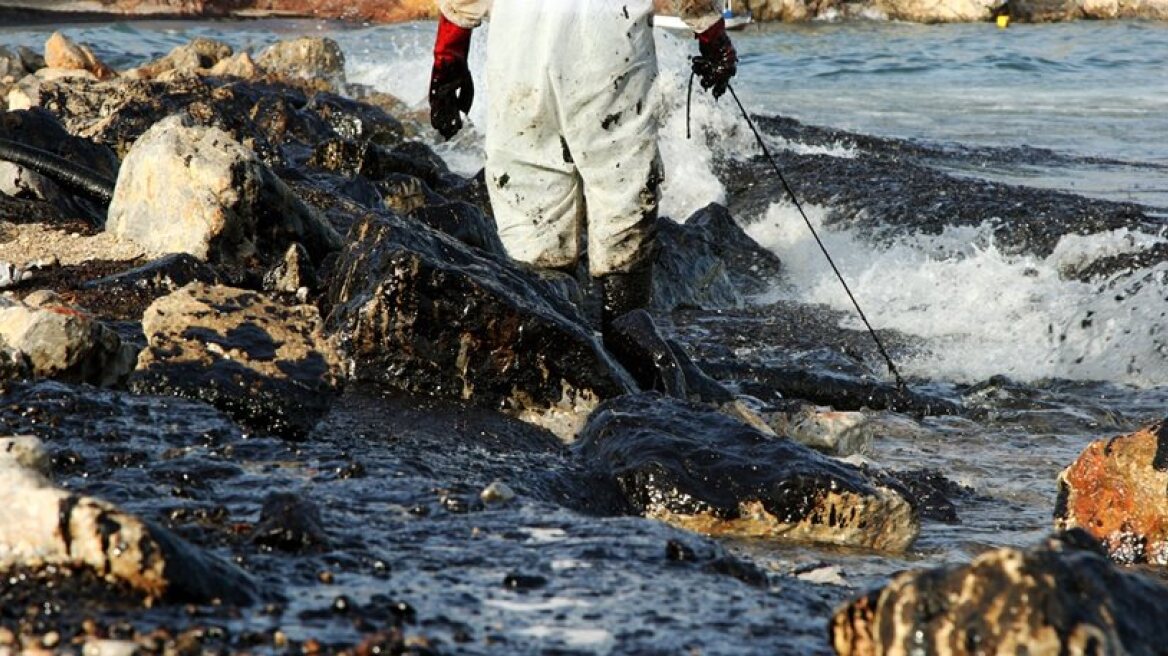 Στις «επιφανειακές ρυπάνσεις» πάμε καλά λέει το Υπουργείο Ναυτιλίας 