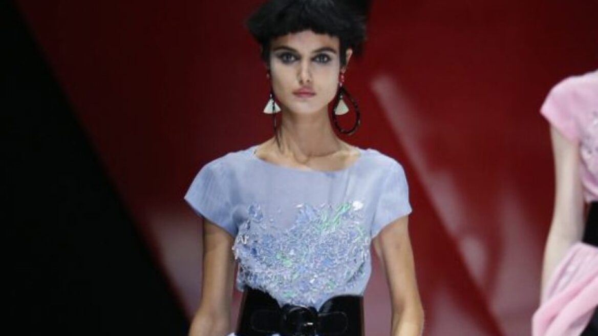 Ο νέος τρόπος να φορέσετε τα φορέματά σας σύμφωνα με τον Giorgio Armani