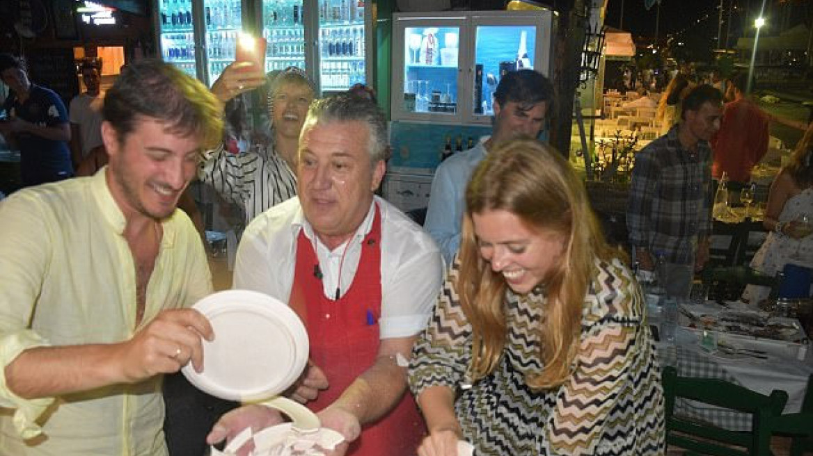 Η πριγκίπισσα Βεατρίκη σπάει πιάτα σε ελληνικό γλέντι στη Σύμη 