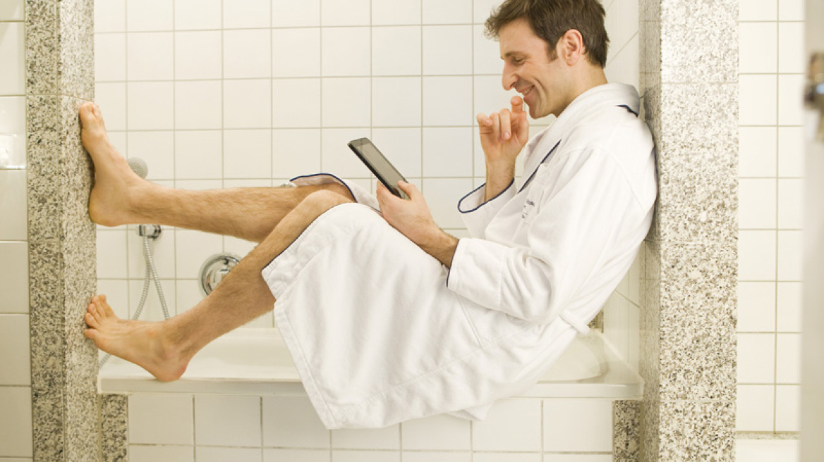 Έρευνα: Ποιοι Ευρωπαίοι σπαταλούν πολύ χρόνο στην... τουαλέτα τους;