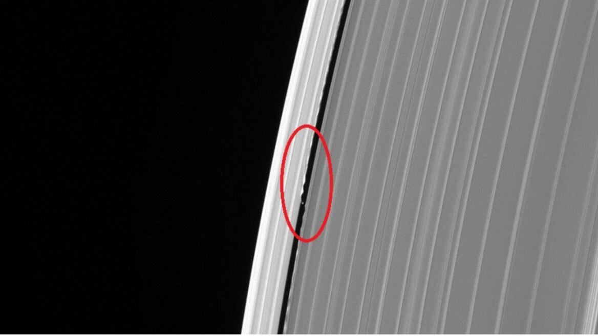 A spacecraft on a suicide mission photographed something mysterious right before it crashed (PHOTOS)