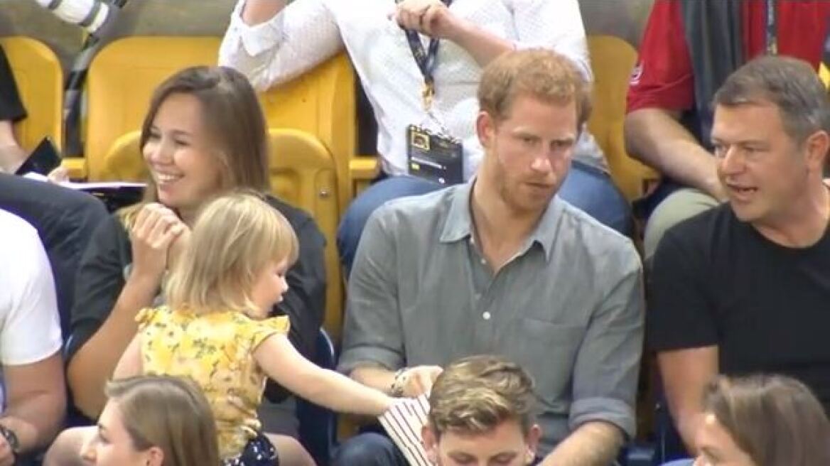 Βίντεο: Η μικρούλα που «έκλεψε» το ποπ κορν του πρίγκιπα Χάρι!