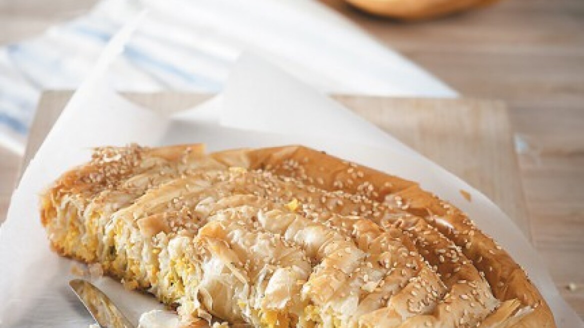 Πίτα στριφτή με κόκκινη κολοκύθα, φέτα και δυόσμο