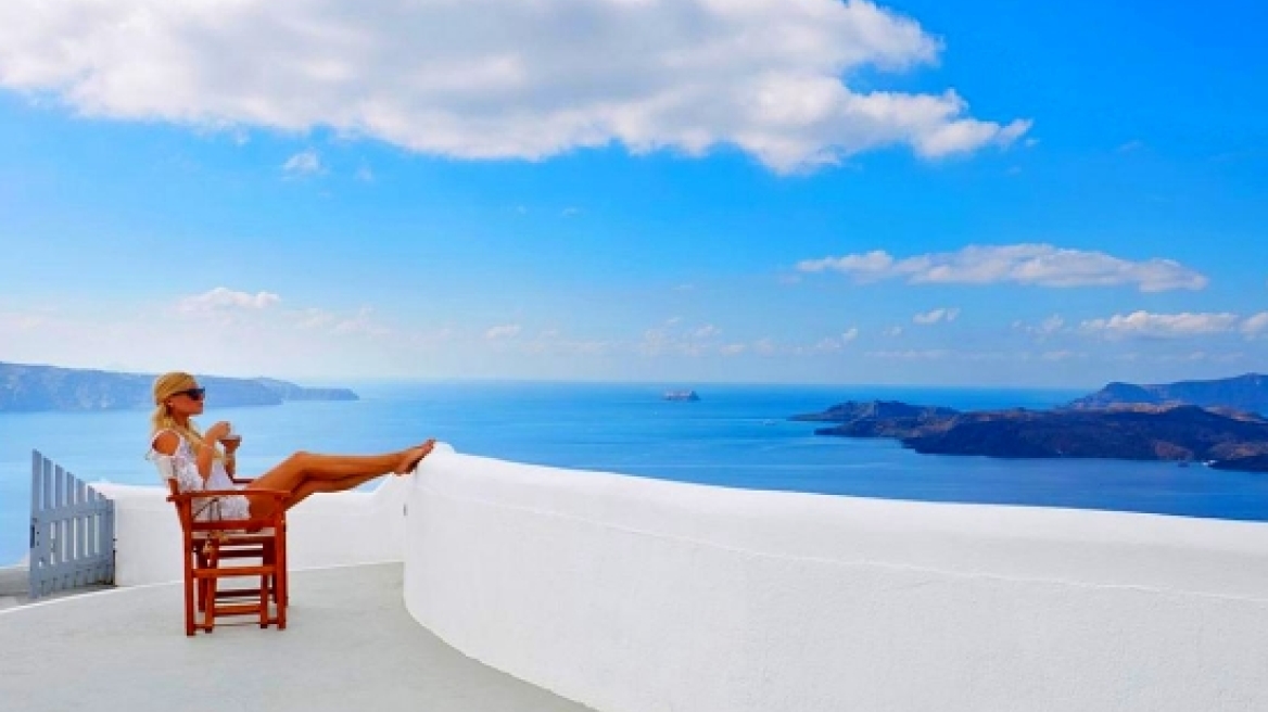 Booking.com: Ξενοδοχεία με απίστευτη θέα σε ηφαίστειο στον κόσμο- Το ένα στη Σαντορίνη