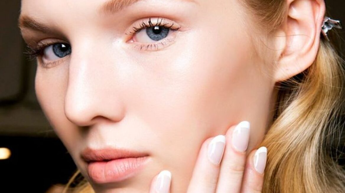 Η πανεύκολη DIY μάσκα που υπόσχεται να σας απαλλάξει από τα μαύρα στίγματα