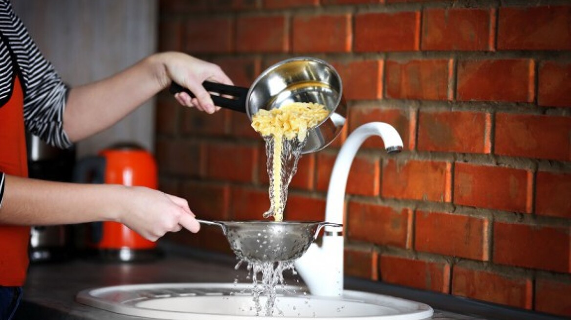 Κι όμως τόσα χρόνια σουρώναμε λάθος τα μακαρόνια…