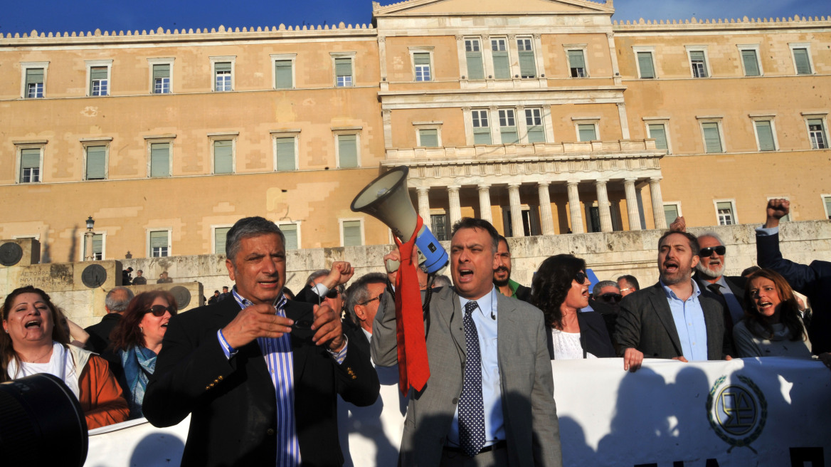 «Χρυσώνουν το χάπι» για τις αναδρομικές εισφορές έως 3.200 ευρώ σε αγρότες, μηχανικούς, γιατρούς, δικηγόρους