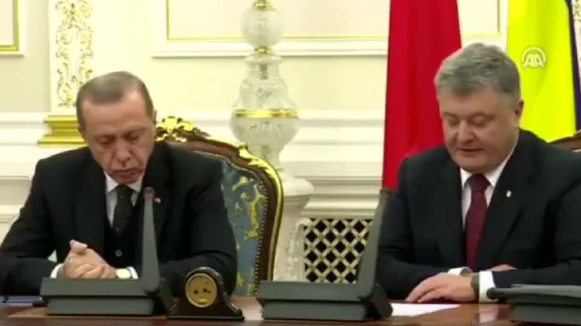 Βίντεο: Ενώ ο Ποροσένκο μιλούσε, ο Ερντογάν... αποκοιμήθηκε!