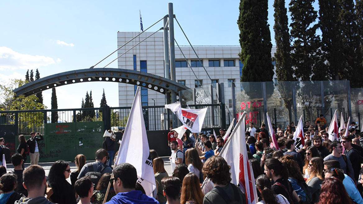 Υπουργείο Παιδείας: Οι φοιτητές υψώνουν τη φωνή τους για τα πανεπιστημιακά συγγράμματα 