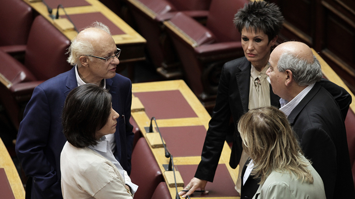 Θρίλερ με την κοινοβουλευτική πλειοψηφία στο νόμο για αλλαγή φύλου από τα 15