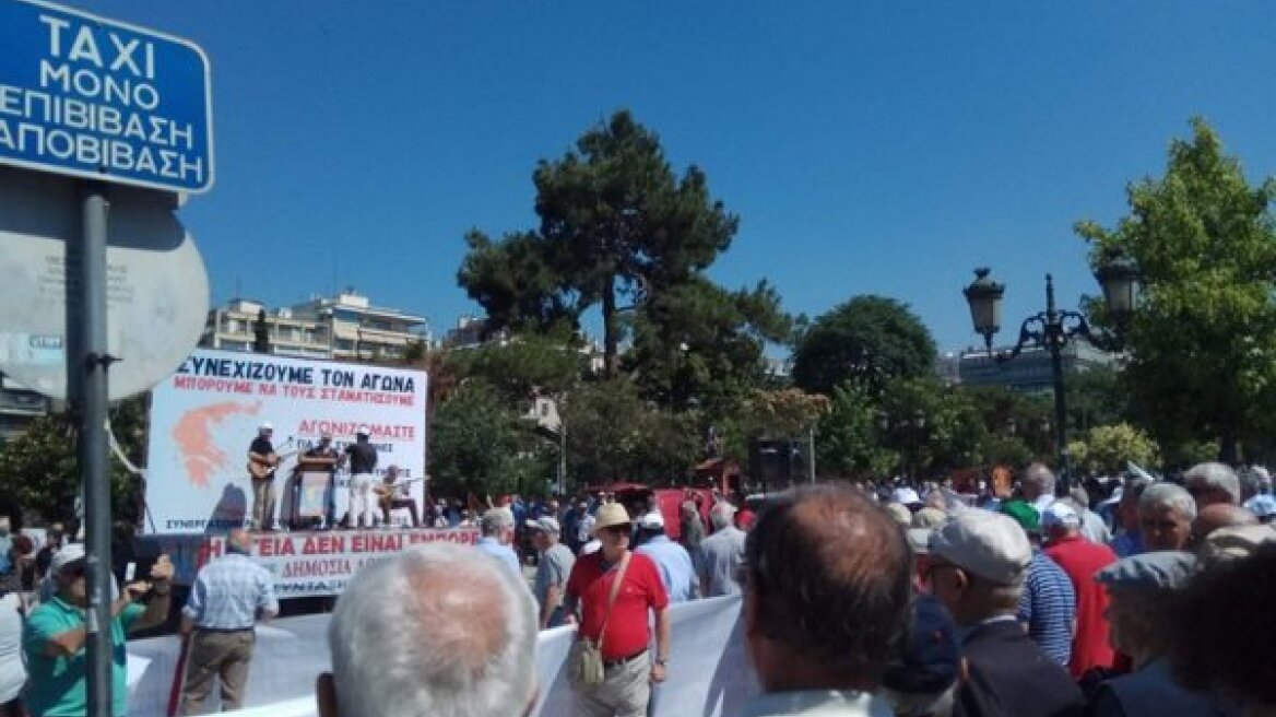 Συνταξιούχοι διαμαρτύρονται στο κέντρο της Θεσσαλονίκης