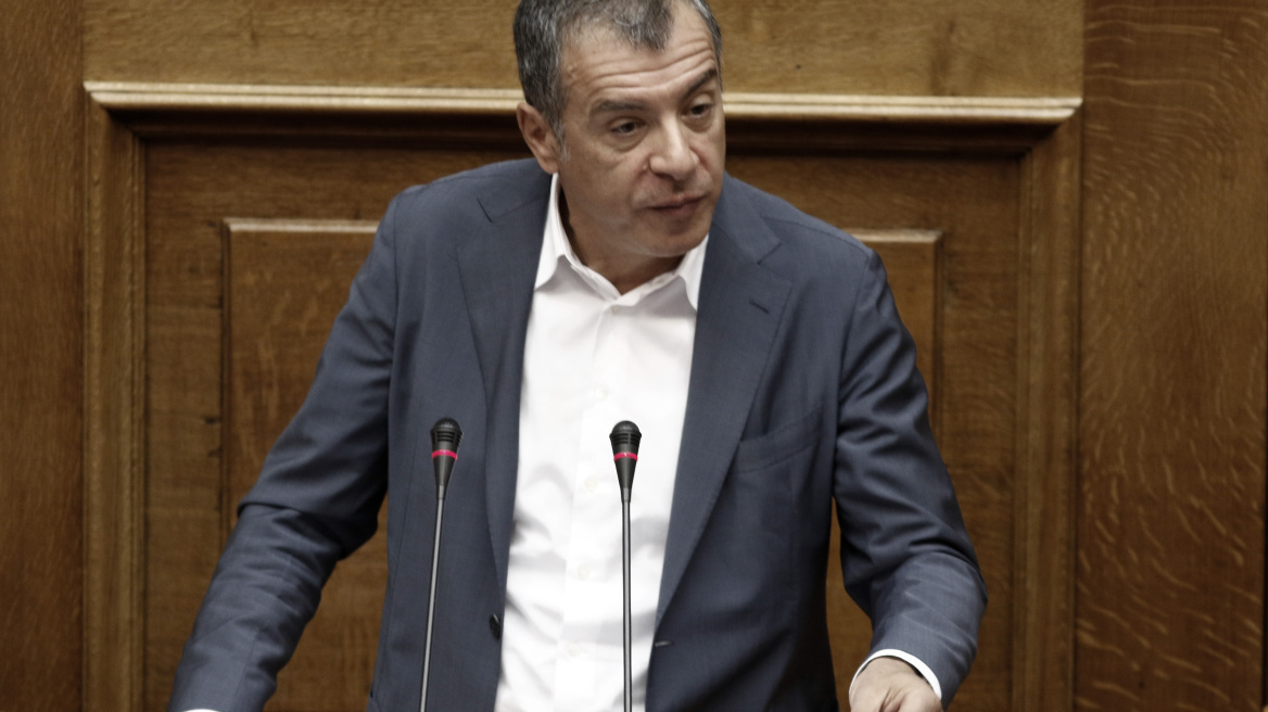 Θεοδωράκης για την αλλαγή φύλου: Να μην σκεφτόμαστε διατάξεις, αλλά τις ζωές αυτών των ανθρώπων
