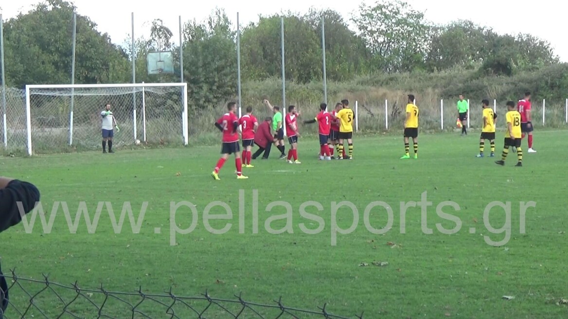 Βίντεο: Παράγοντας στην Πέλλα προσπάθησε να κατεβάσει το σορτσάκι του διαιτητή!