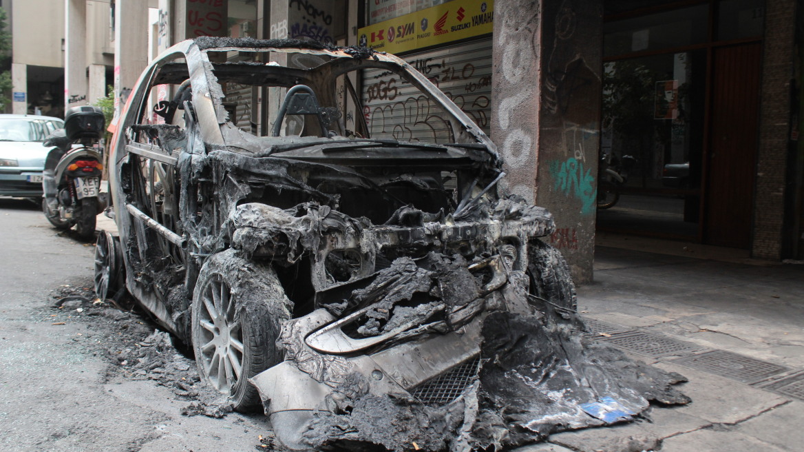 Εξάρχεια: Έκαιγαν ένα αυτοκίνητο κάθε 15 ημέρες στη διάρκεια επεισοδίων όλο το 2016!