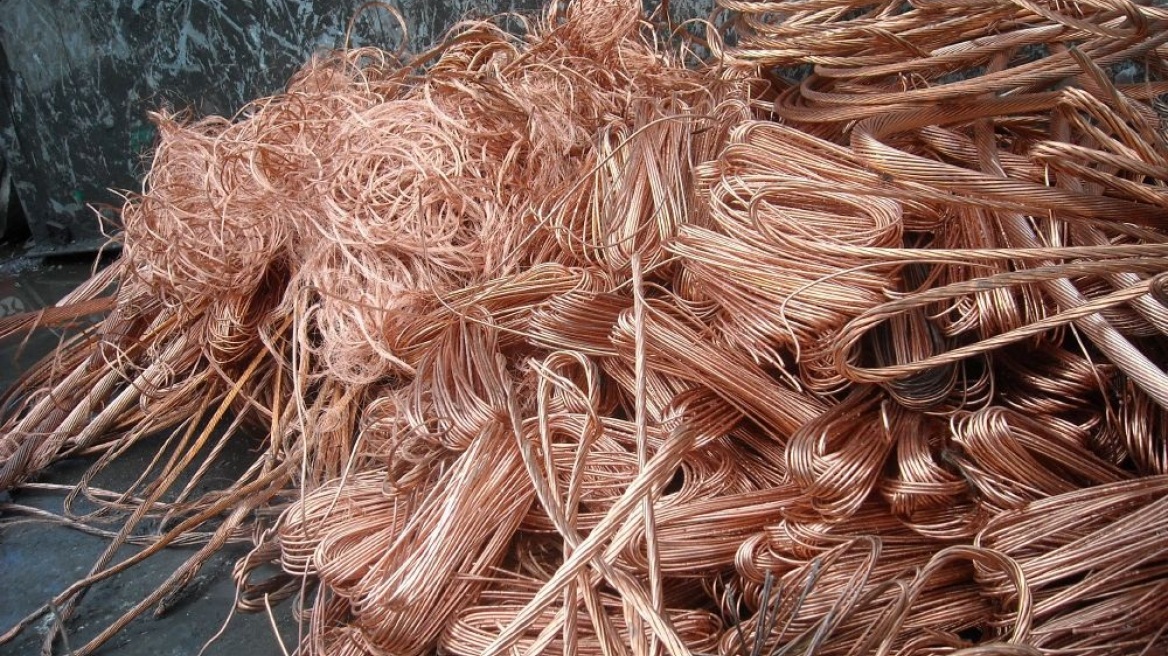 Μυτιλήνη: Ξήλωσαν πάνω από έναν τόνο χαλκού από δημόσια υπηρεσία!