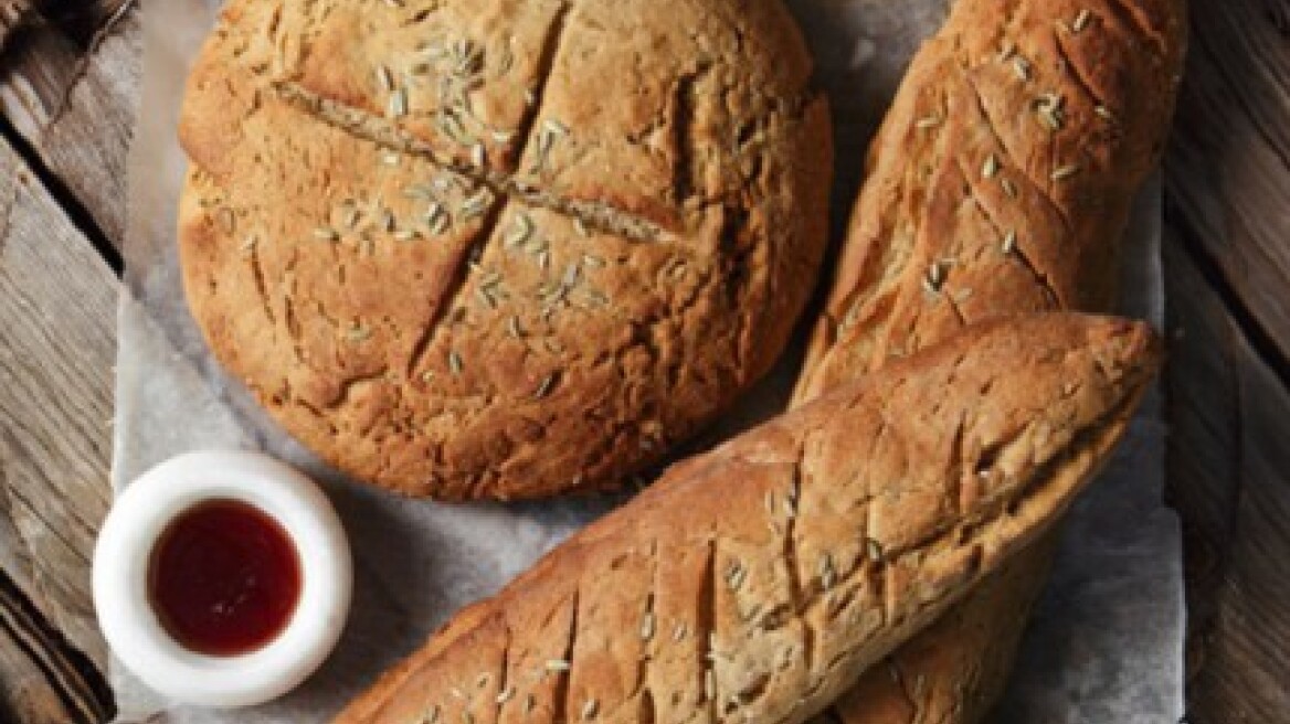 Κριθαρένιο ψωμί με πετιμέζι και γλυκάνισο