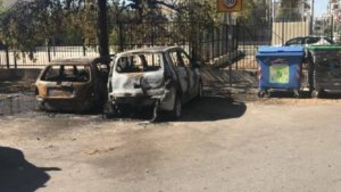 Φωτογραφία: Καμένο βρέθηκε το αυτοκίνητο των ληστών με τα καλάσνικοφ στο Παλαιό Φάληρο 