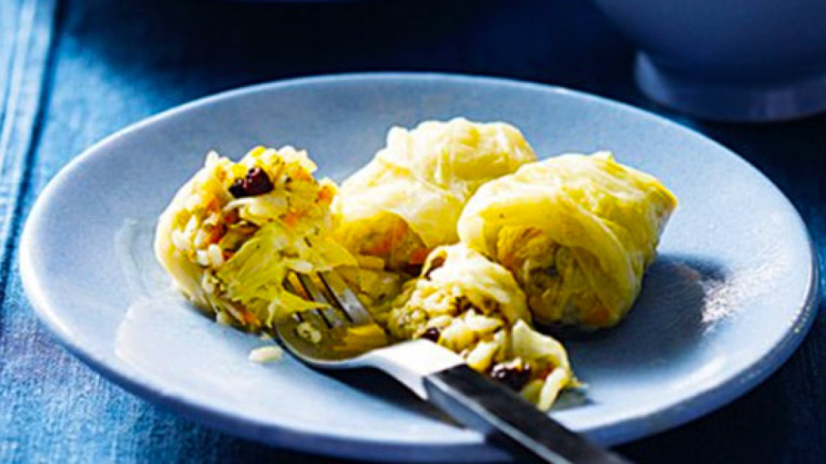 Λαχανοντολμάδες ορφανοί με σταφίδες και κουκουνάρι