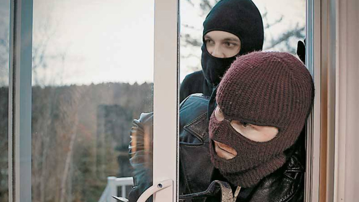 Τρόμος στο Δήλεσι Βοιωτίας: Ξύπνησαν και αντίκρισαν πέντε κουκουλοφόρους 