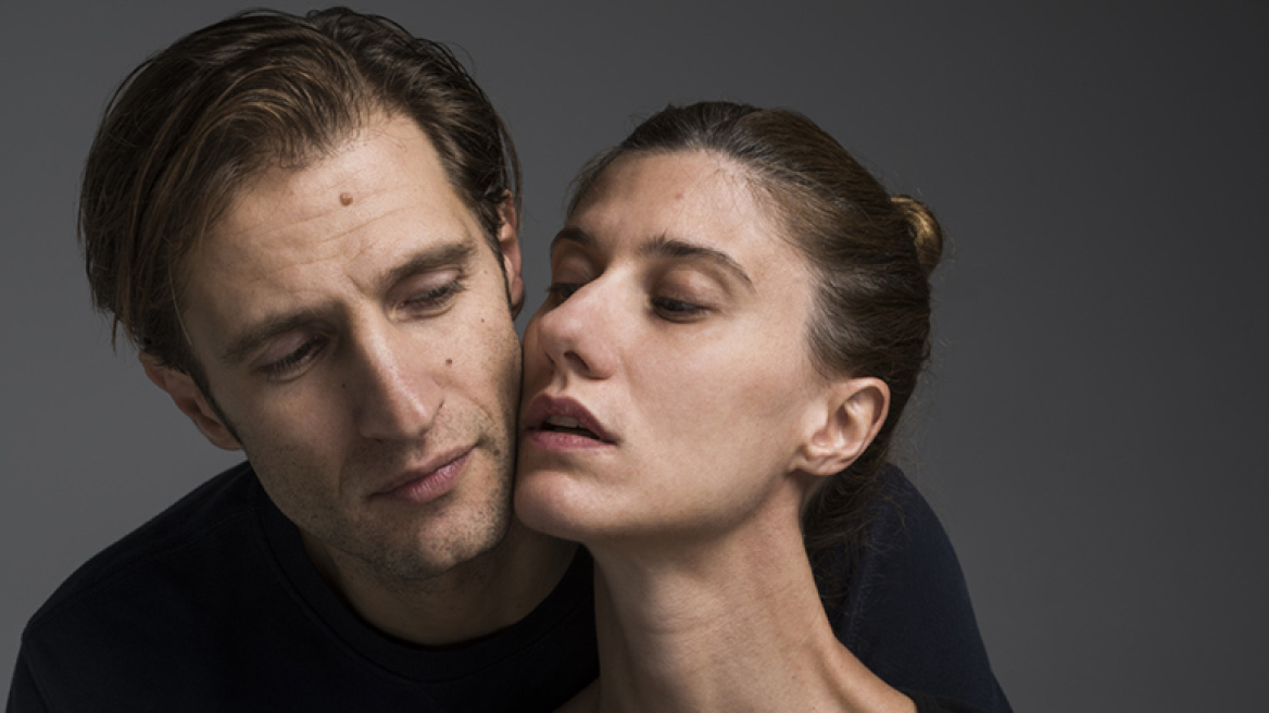 Ένα ζευγάρι σε γυμνή σκηνή