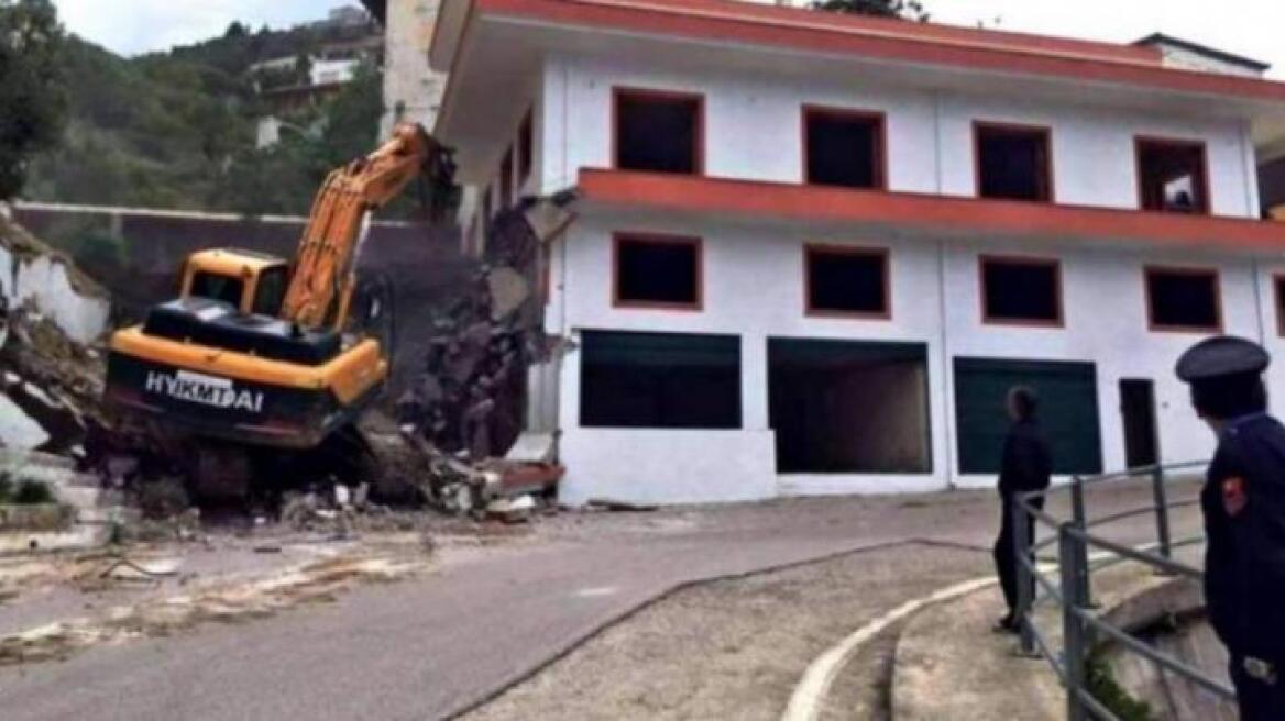 Συγκέντρωση διαμαρτυρίας κατοίκων της Χειμάρρας κατά της κατεδάφισης κτισμάτων τους