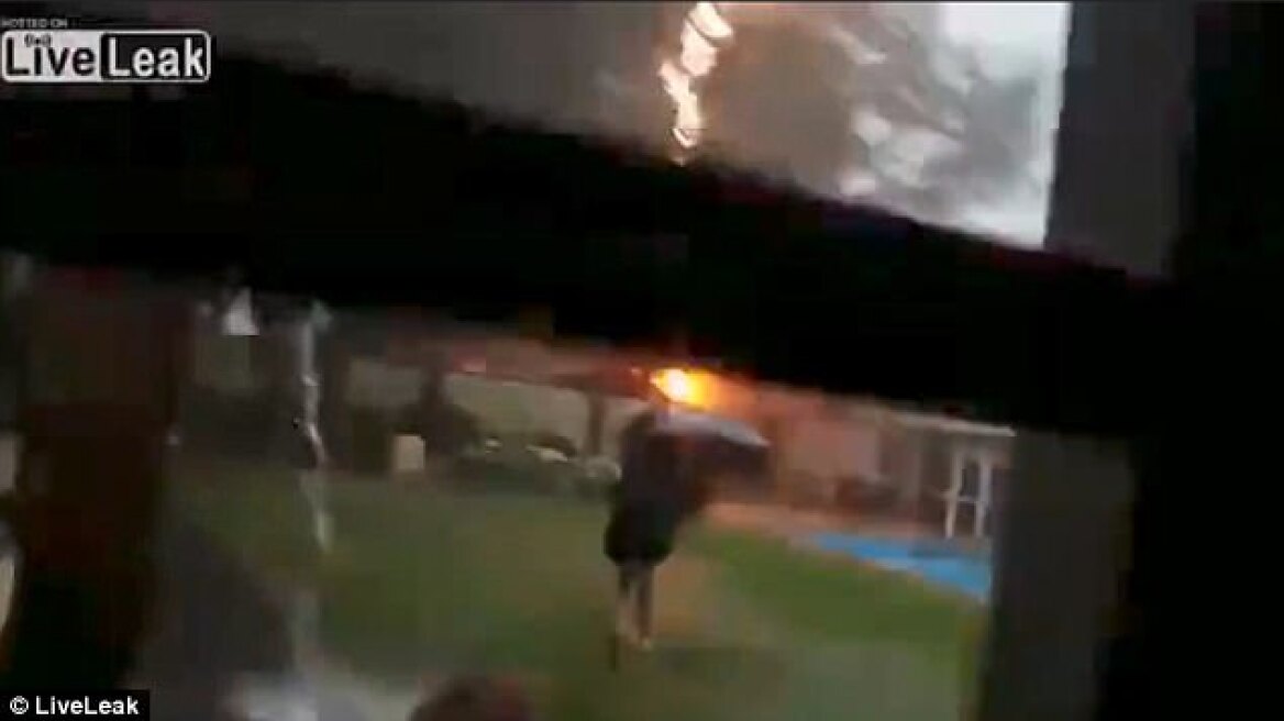 Τρομακτικό βίντεο: Κεραυνός πέφτει δίπλα σε 12χρονο παιδί