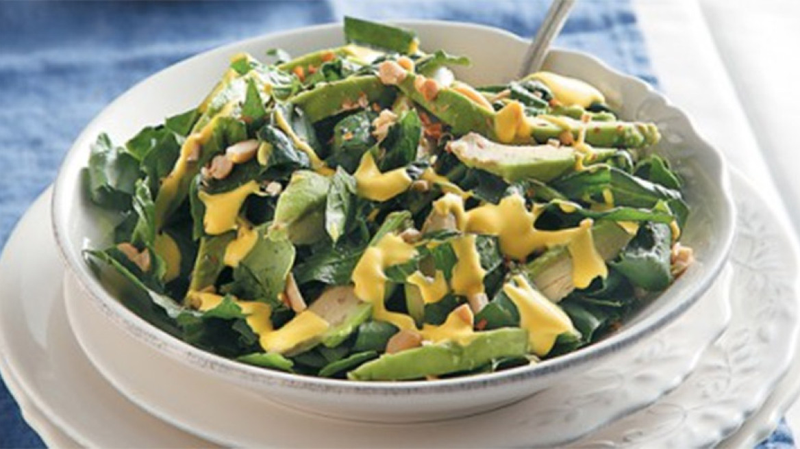 Σαλάτα αβοκάντο – σπανάκι με dressing γιαουρτιού με σαφράν