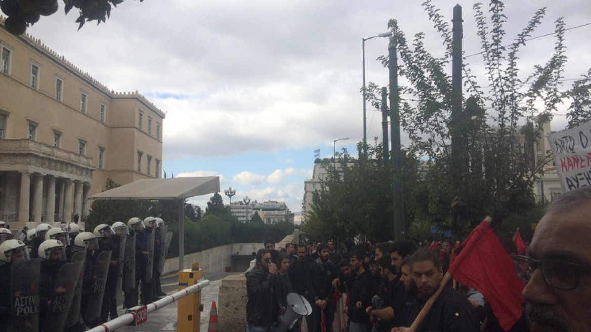 Ένταση στη Βουλή: Φοιτητές προσπάθησαν να μπουν στο προαύλιο