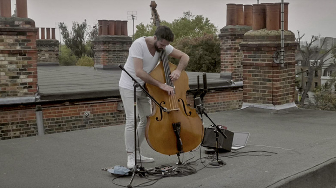 Στη ταράτσα, μόνος με το μπάσο!