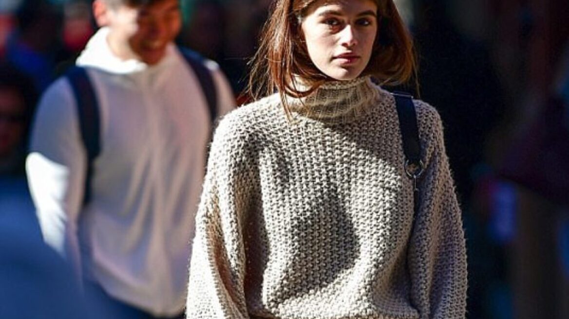 To πουλόβερ της Kaia Werber είναι H&M και κοστίζει 30 ευρώ