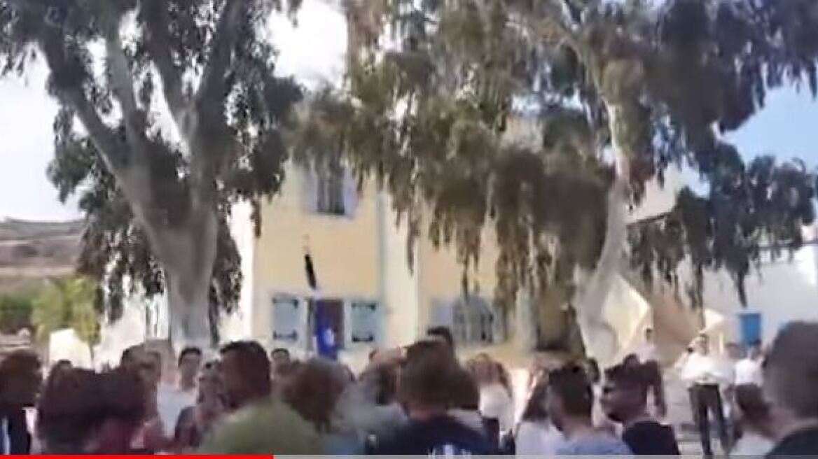 Σαντορίνη: Η Χρυσή Αυγή εμπόδισε παρέλαση γιατί η σημαιοφόρος ήταν από την Αλβανία 