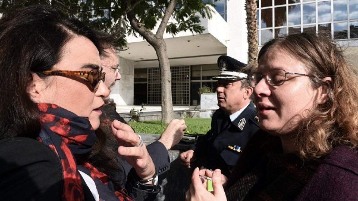 Χρυσαυγίτες επιτέθηκαν σε δύο γυναίκες έξω από το Εφετείο, στη δίκη της Χρυσής Αυγής