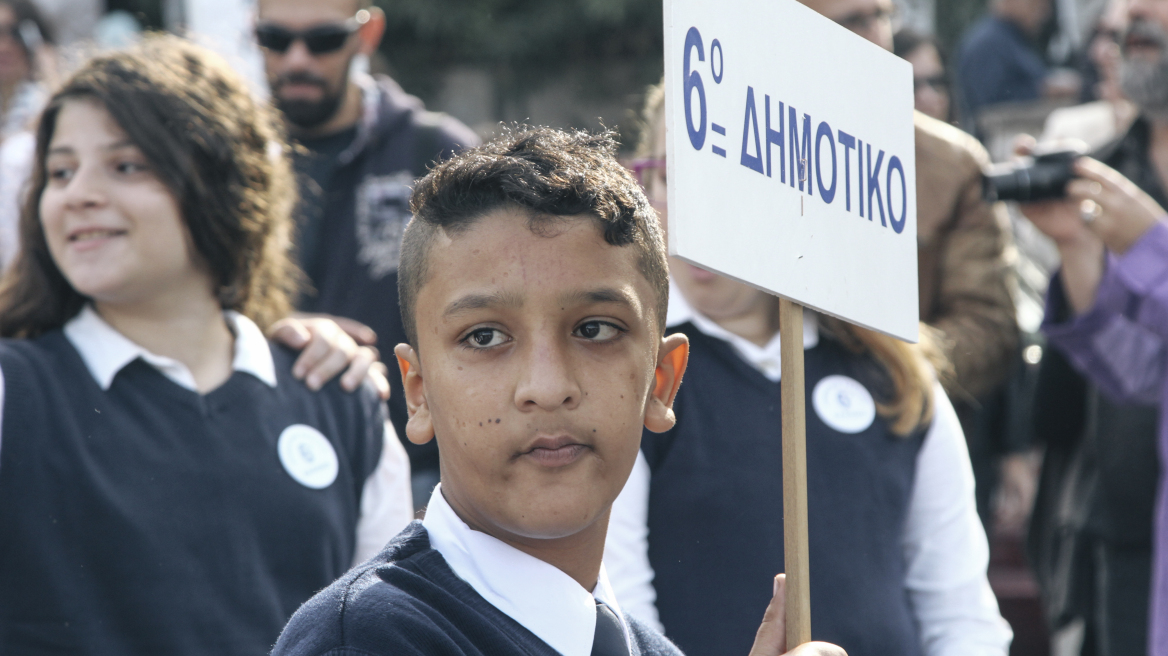 Στηρίζουμε τον διευθυντή που δεν έδωσε τη σημαία στον Αμίρ λένε οι γονείς των συμμαθητών του
