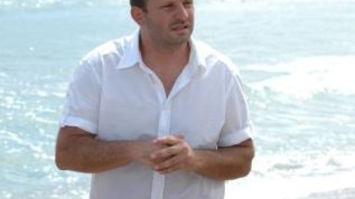 Νίκος Χατζηαγγελής: «Μάνες, τα παιδιά δεν είναι δέματα! Πατεράδες, δεν είστε το courier...»