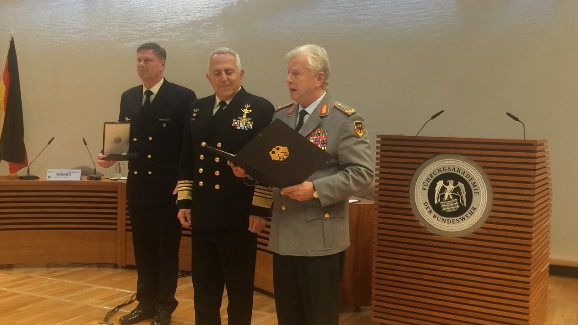 Η Γερμανία βράβευσε τον αρχηγό ΓΕΕΘΑ, ναύαρχο Αποστολάκη