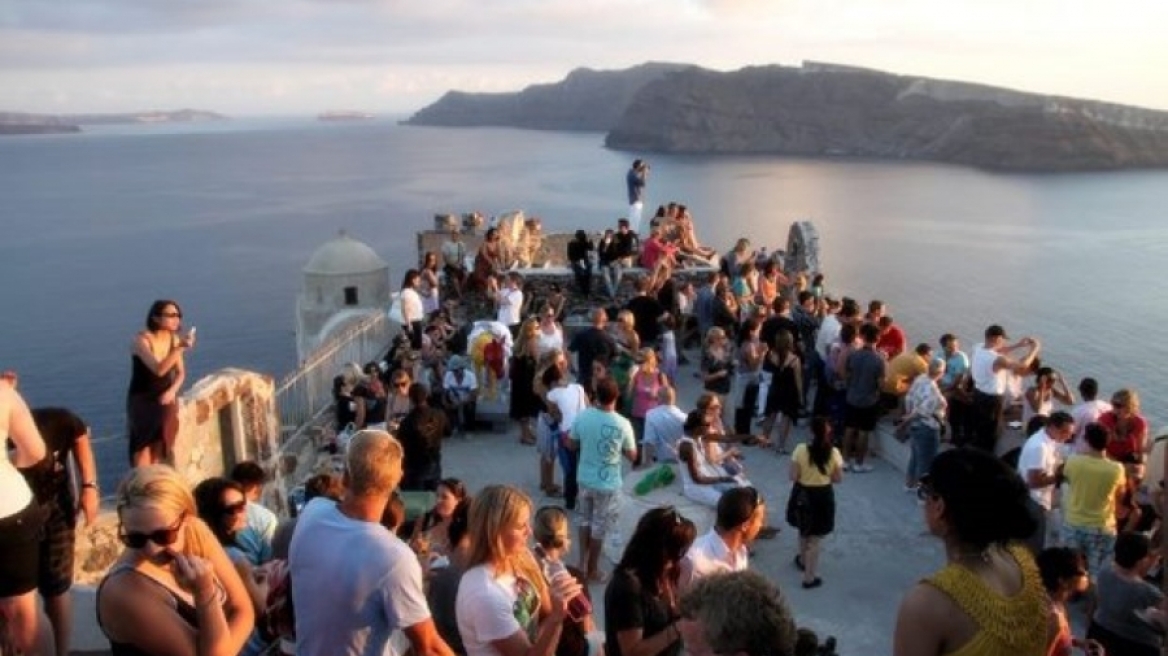 H Σαντορίνη, η Βενετία και στο βάθος ο... υπερ-τουρισμός