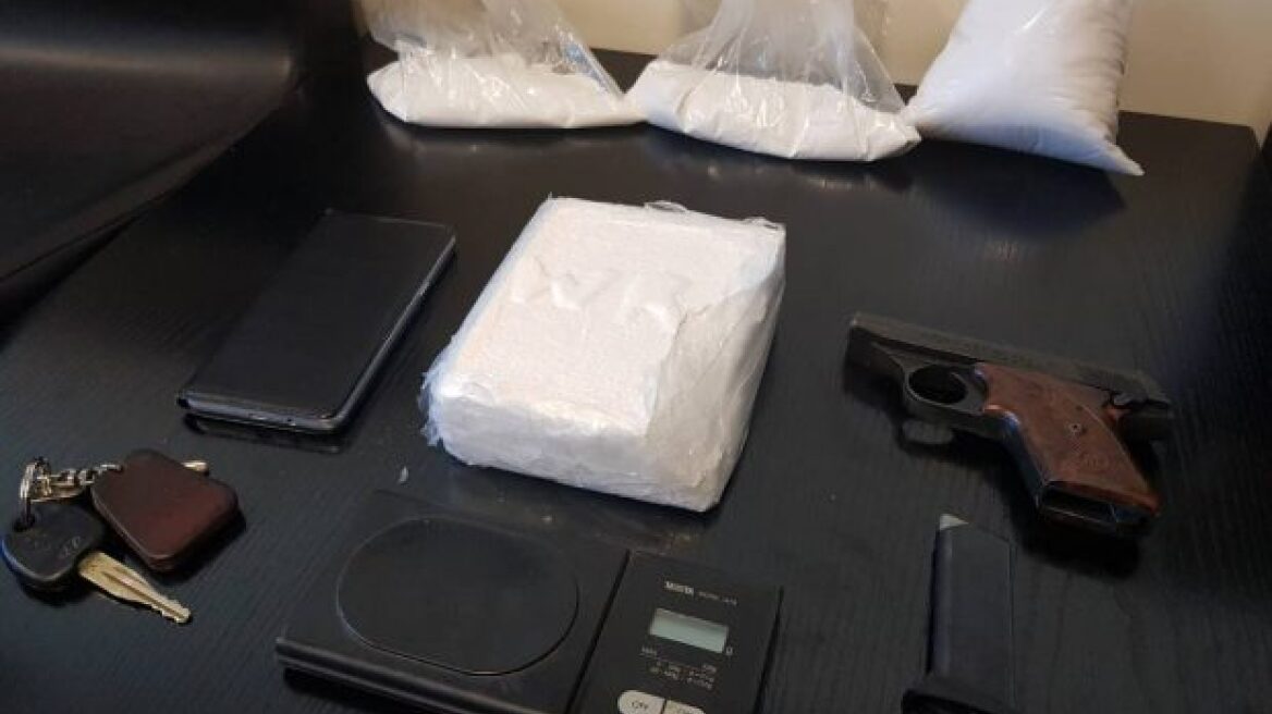 Θα διακινούσε οπλισμένος μισό κιλό ηρωίνης στο Ηράκλειο