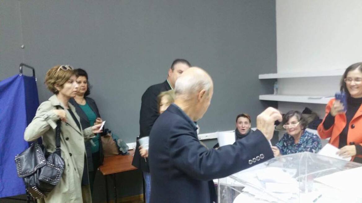 Παρών στις κάλπες και ο Κώστας Σημίτης