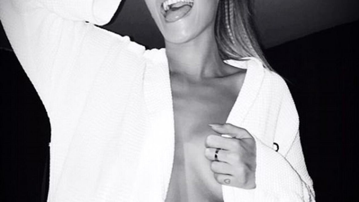 H Rita Ora πανηγυρίζει φορώντας μόνο ένα ανοιχτό σακάκι  