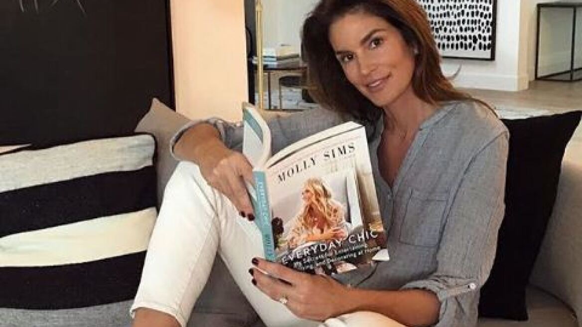 Cindy Crawford: H σέξι κόκκινη ρόμπα και η βραδινή...κραιπάλη  