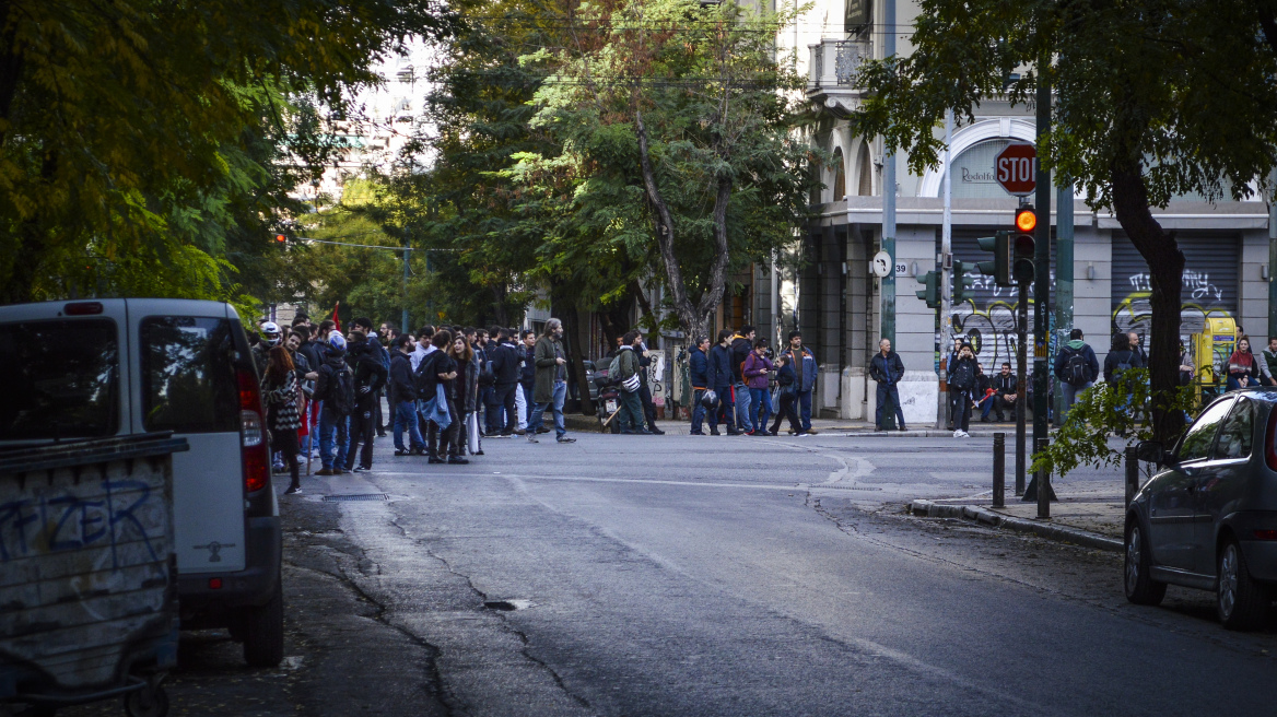 Επίθεση με μολότοφ κατά των ΜΑΤ στο Πολυτεχνείο - Υπό κατάληψη το ΕΜΠ