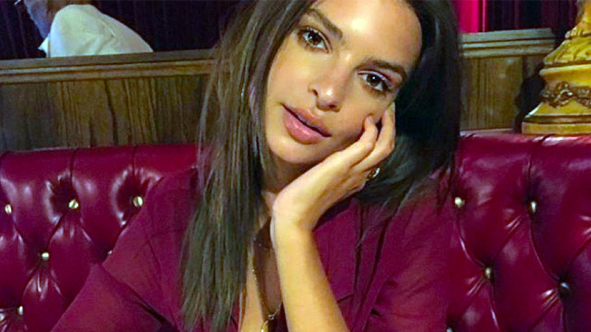 Το φόρεμα που η Emily Ratajkowski φοράει ξανά και ξανά